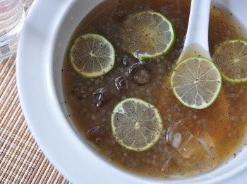 step7: 再將羅勒籽放入，加上數片檸檬片，可以熱熱的喝!