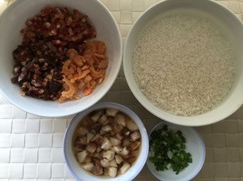 step1: 糯米飯用水洗淨浸3小時；冬菇先浸軟身再和臘腸膶腸切粒; 煎蛋後再切條備用；