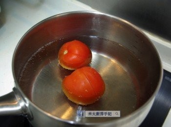 step4: 把番茄放入滾水約20秒，見番茄皮翹起，即撈起。