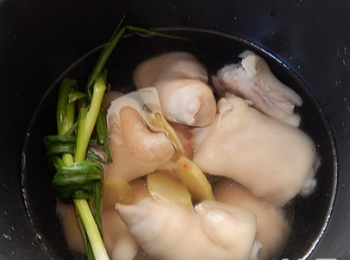 step3: 焯水後，用溫水洗淨，再入高壓鍋，加少許鹽，壓20分鐘。