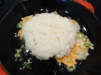 step10: 倒入蛋汁,當蛋汁邊緣酥脆成形時,加入白飯在蛋汁上。