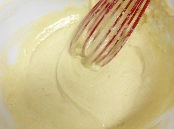 step1: 将鸡蛋，糖和鮮奶在一个中碗里打在一起，然后加入面粉、小蘇打粉，拌勻成比較稀薄的液體。