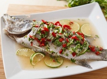 step4: 最後等魚蒸熟後，把薑片、蔥段和湯汁移除，再淋上準備好的醬汁就完成了喔。