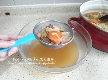 step10: 高湯焗30分鐘後將湯渣用篩隔去