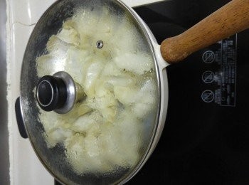 step6: 倒入水至餃子三分之一處，加蓋中火煎至收汁。