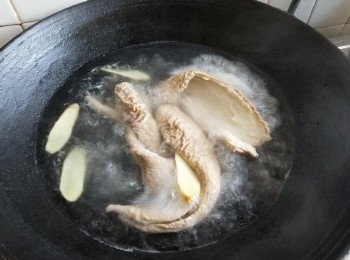 step3: 用薑片，蒜頭，白醋，黃酒將豬腸出水 30 分鐘，取出豬腸，再換另一鍋水，再放入薑片，燒酒出第二次水，同樣 30 分鐘，取出切件備用