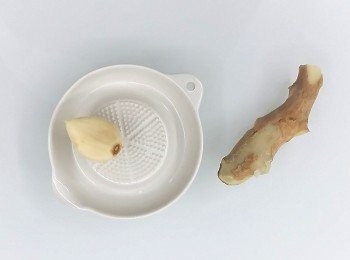 step5: 用研磨器將蒜頭及薑磨成泥狀。