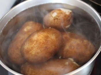 step1: 馬鈴薯煮到軟 去皮