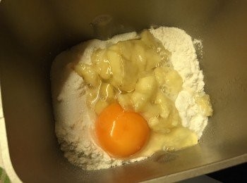 step2: 將所有材料加入麵包機內, 酵母放入酵母格內, 按"軟式"模式, 提早5分鐘按取消收包
