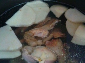 step3: 取一干净的锅，置入火上，倒入适量的清水加入鸡胸，鸡骨／猪骨和沙葛慢火熬煮一个小时成高汤后再把高汤水过沥待用。