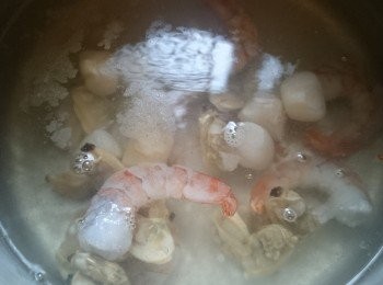 step2: 急凍海鮮下胡椒粉氽水，盛起浸冰水5分鐘，瀝水備用