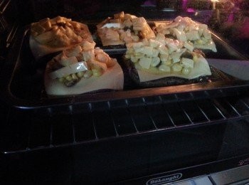 step8: 焗爐預熱180度5分鍾,放入大菇焗20分鍾至芝士片溶解即可