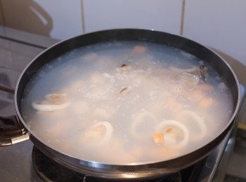 step3: 急凍海鮮雜錦先行解凍，放進熱水中以中火煮 3 分鐘後撈起，隔水備用。
