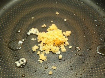 step5: 香腸的油脂不要浪費，拿來製作蒜蓉醬味道會更香，先利用鍋中殘餘的香腸油脂爆香蒜末。