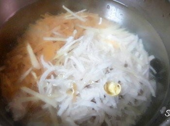 step5: .加入半鍋水和一匙米酒 , 少許油 , 入電鍋 , 外鍋加入2杯水