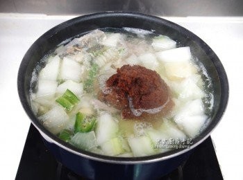 step3: 水滾後，放入味噌，加蓋轉中火煲20分鐘。豆腐切小粒、大蔥切成薄片備用。