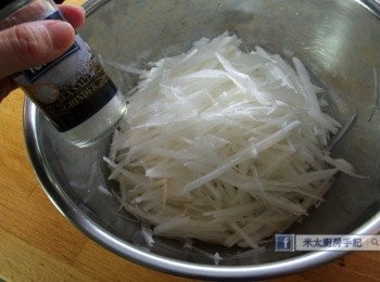 step3: 把白蘿蔔放入盤中，加入鹽拌勻，待5分鐘讓蘿蔔釋出水分。