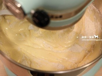 step5: 分兩次倒入步驟①過篩的粉類，低速拌勻。