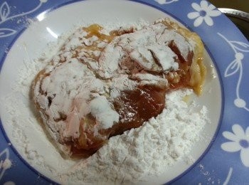 step5: 光波爐預熱220c高架,入爐前將雞肉沾滿生粉(一定要入爐前沾生粉,否則影響香脆效果)