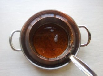 step4: 完成後立即將銅鍋放入一旁準備的冷水做降溫。這樣可保留住堅果般的香氣。