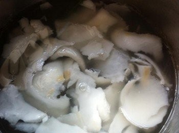 step3: 然後加入預備好的椰水和椰肉，攪拌即可。
倒入模型，待冷收進冰箱即可享有。