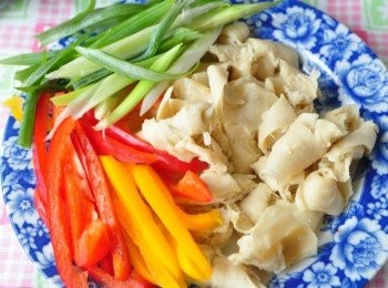 step1: 備料:將麵腸隨意撕成碎片、彩椒切成細長段、青蔥切段