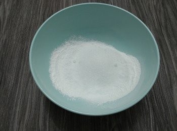 step10: 糯米粉/粘米粉/澄麵/麵粉混合過篩;加入糖拌勻