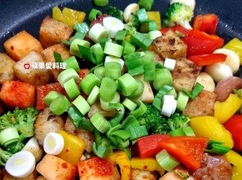 step8: 放入蒜苗拌炒。