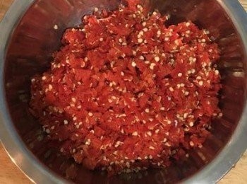 step6: 使用攪碎機或調理機將辣椒略微打碎。