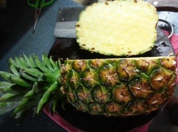 step6: 新鮮菠蘿切開1/4
