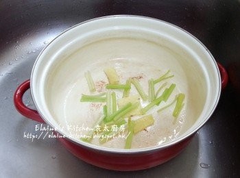 step5: 煲內加入薑片及芹菜莖炒香
