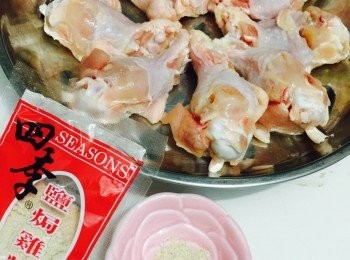 step1: 雞槌解凍後清水沖洗乾淨，抹乾，用剪刀或叉劃兩下，有助入味。用四季盬焗雞粉及黑胡椒粉醃30分鐘。(調味份量視乎口味而定，我用半湯匙份量醃8隻雞槌兩面)