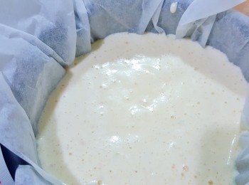 step4: 再倒入舖有烘焙紙的鍋具中，再放入電子內鍋中，按一下就等香噴噴的蛋糕出爐吧！