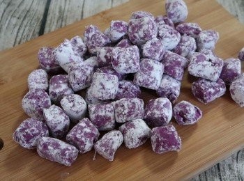 step4: 將紫薯團切割成適當的大小，用些許太白粉防沾黏。吃不完的可以密封、放冷凍保存。