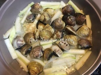 step3: 隨即已經可以一同加入粉絲及蜆，加入水及清酒，加蓋中火將蜆煮至開口即成，有需要可以少許鹽調味，大概需時5分鐘，超級簡單。