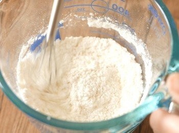 step1: 混合低筋麵粉、糖粉和鹽，拌勻至沒有結塊。