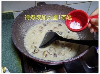 step3: 原鑊下油加入蘑菇炒至表面微微金黃,加入牛油,忌廉湯，意粉水和車打芝士，待煮滾，加入意粉，蝦和鹽，試味後即成。