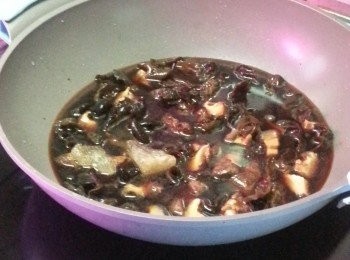 step13: 再加入第二次浸冬菇的水,水要蓋過所有材料,如不夠就加入食用開水,煮滾後用慢火炆20分鍾