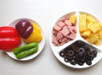 step2: 將喜歡的餡料都切成塊狀或條狀。