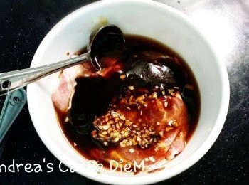 step1: 將梅花肉洗淨,加入<span class="group_2">醃料</span>抓醃一下裝入塑膠袋中冷藏,醃製4小時~一天(我是醃製一天)