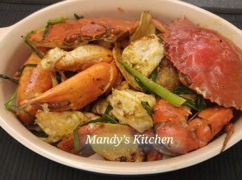 step10: 先看蟹膏熟透未,如未可繼續炒下,最後打<span class="group_2">茨汁</span>需自行決定<span class="group_2">茨汁</span>是否全部用曬。