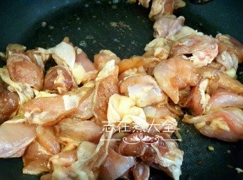 step5: 燒熱鑊下<a href="https://bit.ly/2ZxapeY" target="_blank" data-keyword="雞扒" class="guide-link"><strong>雞扒</strong></a> <span style="display:inline-block;vertical-align:middle;margin-top:-3px;color:initial;border-radius:3px;padding:2px 3px;font-size:12px;line-height:14px;background:#87d300;color:#fff;">即買</span> 炒至8成熟