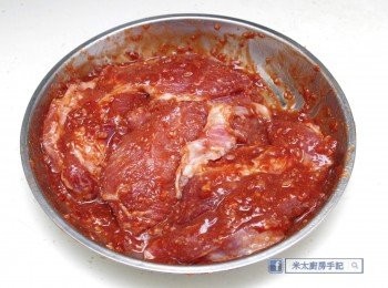 step2: <span class="group_2">醃料</span>放一淺碟拌勻，平均抹在豬肉上，醃30分鐘，其間每10分鐘把豬肉翻一次。