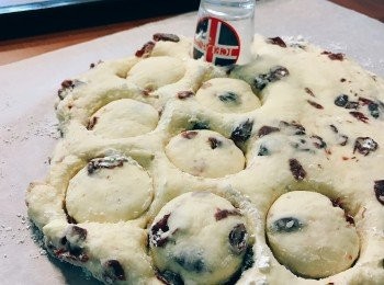 step4: 在工作台上撒些麵粉，手上沾些麵粉，將麵糰桿成4-5公分厚度，用壓模壓出喜歡的形狀。