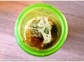 step3: 接著陸續將黑木耳養生露與鮮奶，也直接倒入至果汁機中。