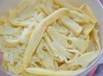 step1: 先將已有鹹度的醃筍絲清水沖洗數遍，再泡水3個鐘頭