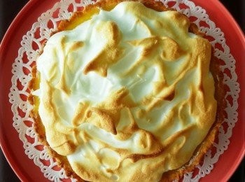 step5: 將蛋白霜塗在檸檬餡料上，可用膠刮刀做一點花紋。再放入烤箱180度烤約十分鐘或至表面呈金黃色即成！