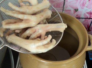 step5: 瓦煲加入適量的清水，再放入雞爪，下薑片。