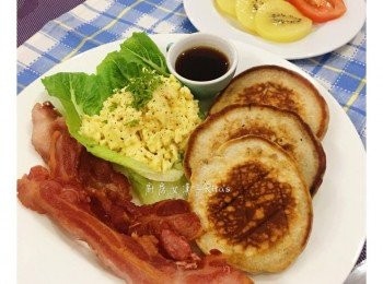 step9: 擺盤；放上美生菜，將<span class="group_3">西式炒蛋</span>堆高，上面再撒點黑胡椒粉和碎巴西里葉，擺上蕃茄片和奇異果片；再放上<span class="group_2">鬆餅</span>；最後是培根。倒些蜂蜜在<span class="group_2">鬆餅</span>上，就可享用囉～