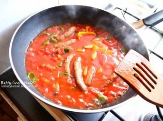 step2: 準備一個炒鍋，加入番茄醬和糖略略拌炒均勻，然後放入番茄塊罐頭和一大把的羅勒葉後，讓茄汁在鍋中煮滾後，再把剛剛烤熟的香腸和甜椒等放入鍋中一起煮。這個過程約需5分鐘，可以讓香腸充分吸收<span class="group_2">醬汁</span>，若覺得<span class="group_2">醬汁</span>過少的話，加入少許水（或是高湯）即可。